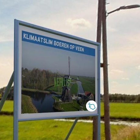 Bord met tekst en foto klimaatslim boeren op veen